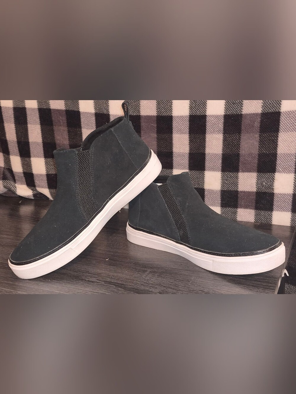 Toms Men's Black Suede Chukka Boots with White Sole